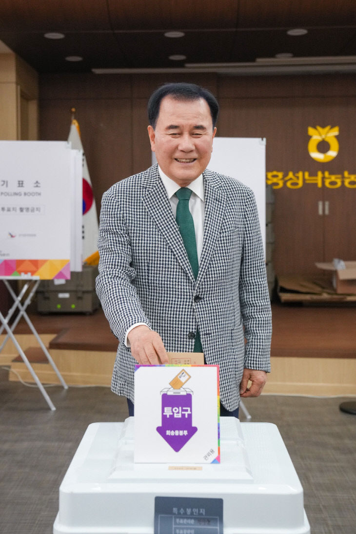 사진1_김지철 충남교육감, 제21대 대통령선거 사전투표