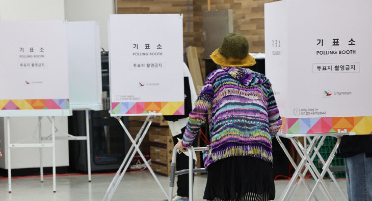 몸이 불편해도 소중한 한표<YONHAP NO-3586>