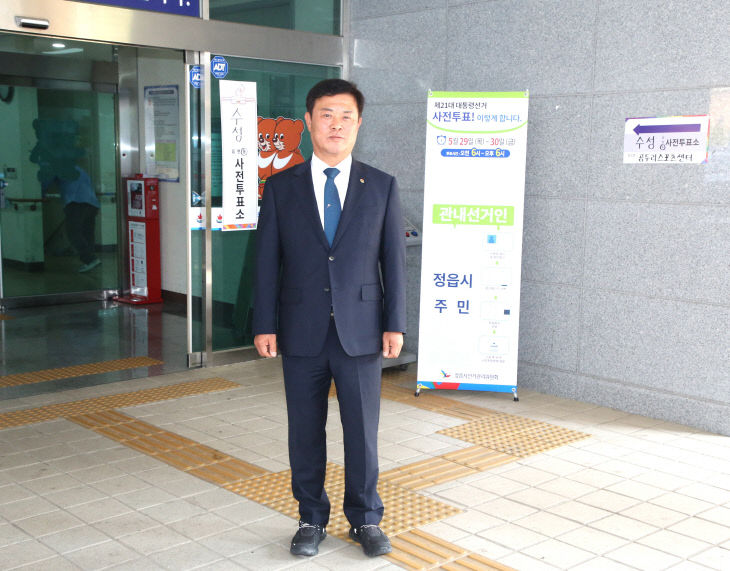 0529 이학수 정읍시장, 사전투표 첫날 ‘소중한 한 표’