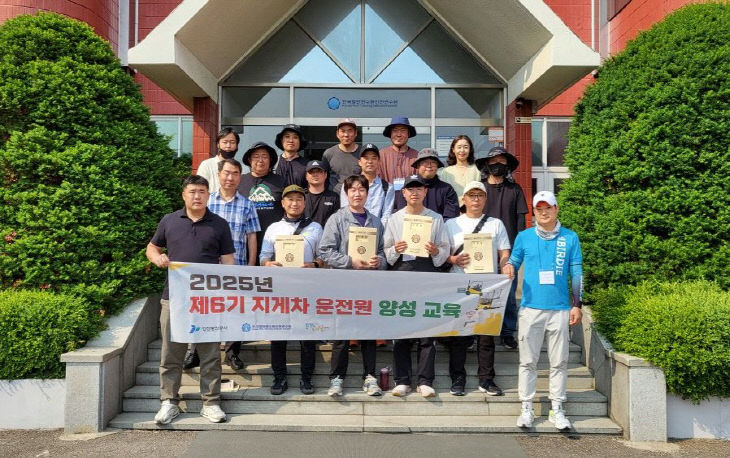 (사진) 수료식을 마치고 기념촬영을 하고 있다