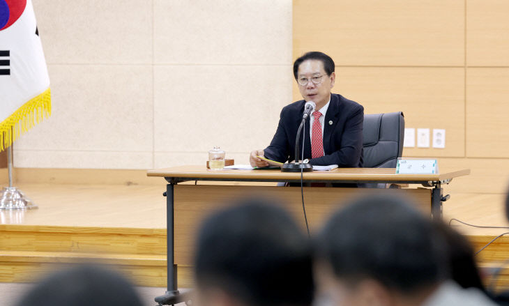 군정 현안 업무 철저 당부하는 송인헌 군수