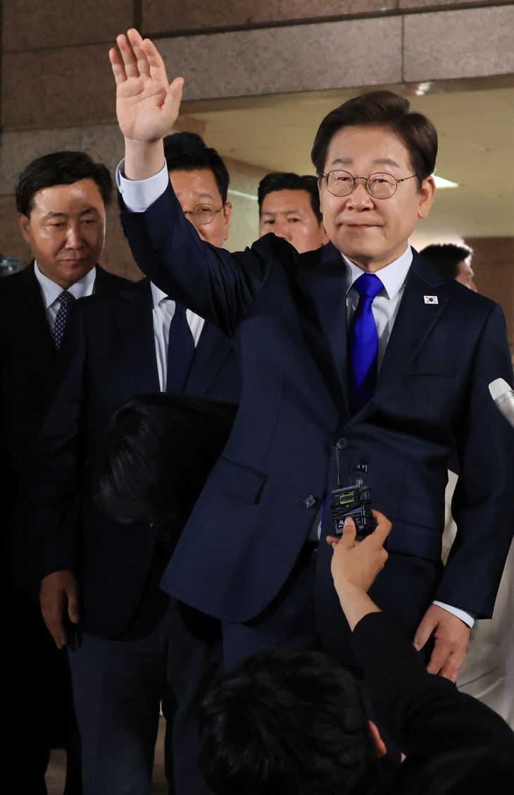 지지자들 향해 인사하는 이재명 후보<YONHAP NO-5425>
