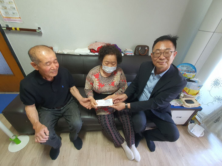 10.예산읍 가족외식비 전달 기념촬영 (1)