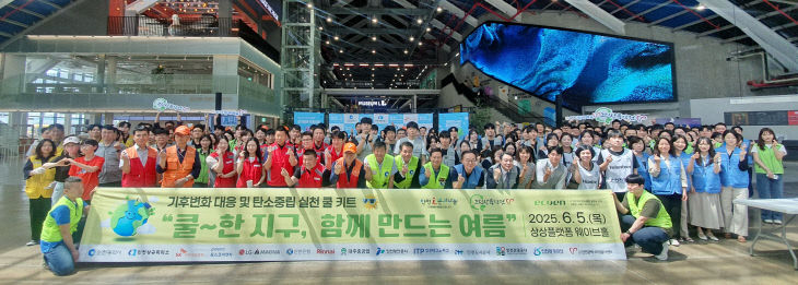(사진1) 꾸러미 제작을 마치고 기념촬영을 하고 있다