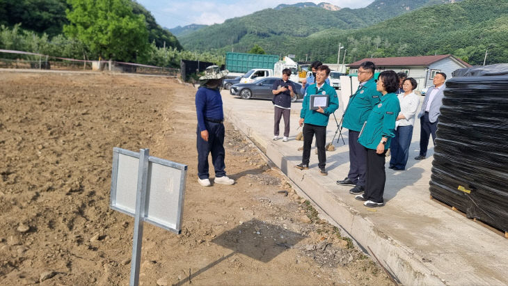 과수화상병 발생지를 방문해 점검하는 )