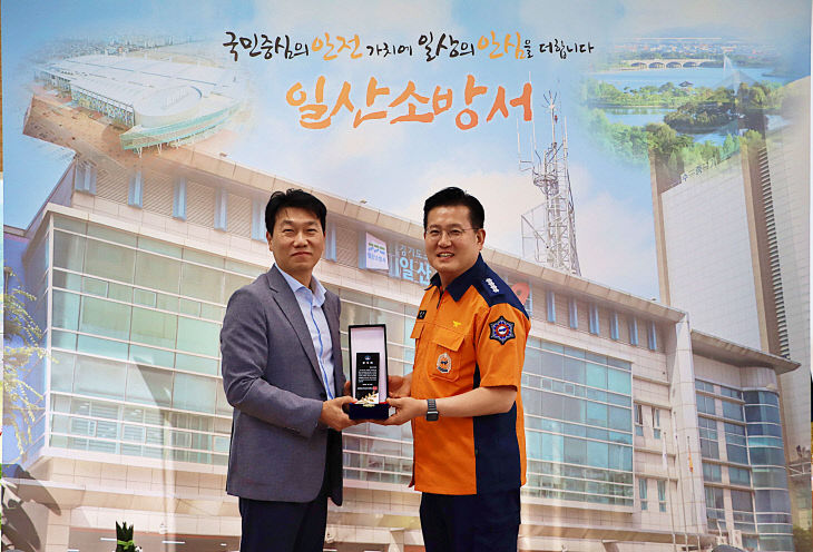 유공 감사패'를 수여받고있다.