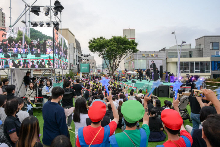 사본 -1 엔딩로드쇼 댄스 공연을 즐기고 있는 관람객들