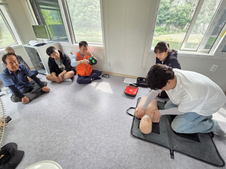 안전요원 대상 심폐소생술 교육 모습.