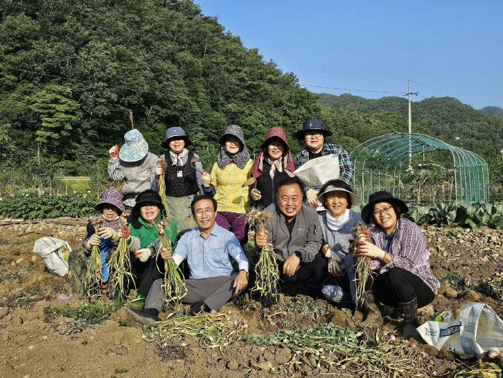 보도 1) 네일아트봉사회와 김문근 단양군수 일손돕기