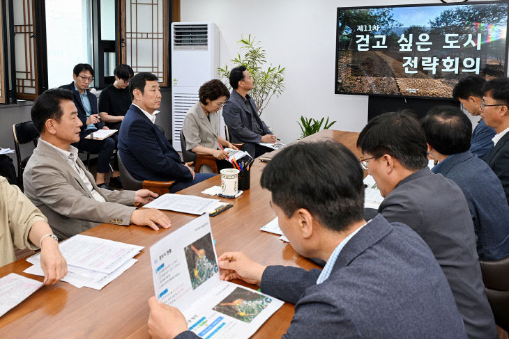 김동근 시장이 6월 16일 시장실에서 ‘제11차 걷고 싶은 도시