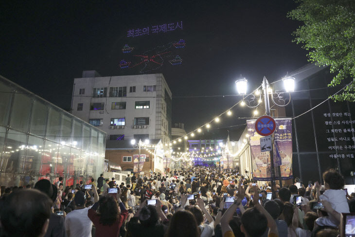 1-3 보도사진 (2025 개항장 국가유산 야행 1회차 성료-드론쇼)