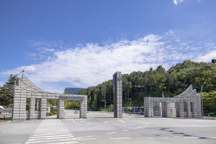 국립한국교통대학교 정문(저화질)