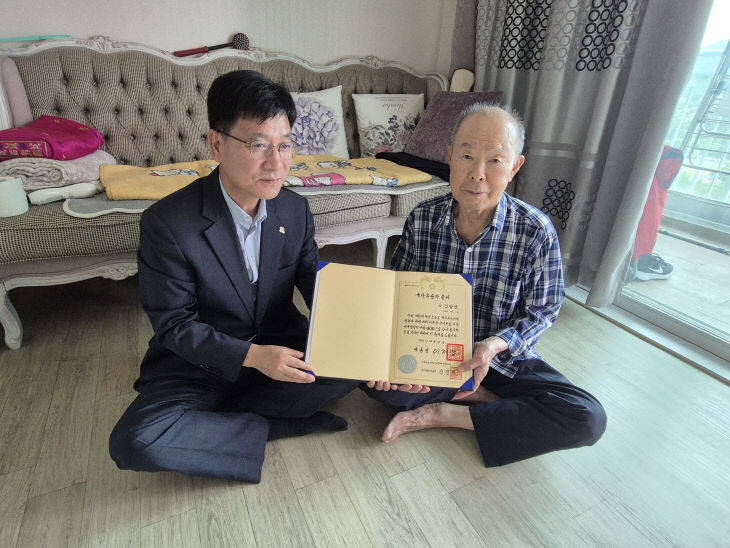 사진) 독립유공자 후손에게 증서 전수