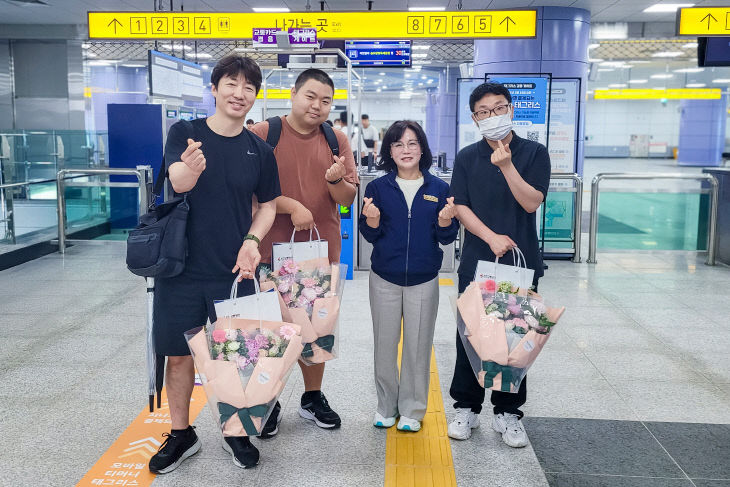사사진을 찍는 모습)