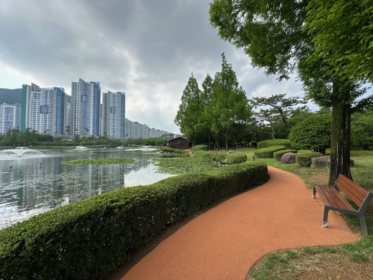 6.30(김해시  연지공원 무장애 도시숲 조성완료)2