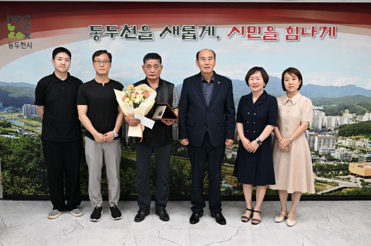 7. 동두천시, 2025년 상반기 정년퇴직 공무직 근로자 공로패 전