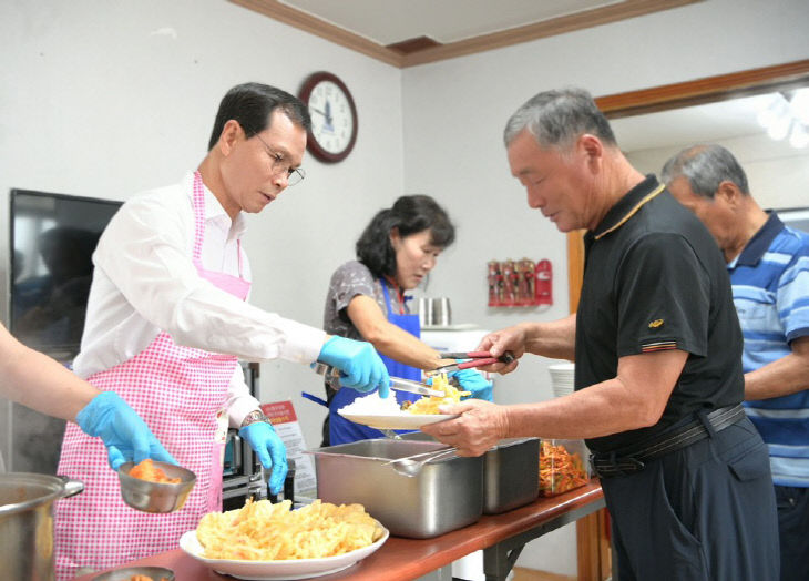조병옥 음성군수 배식봉사 자료사진.
