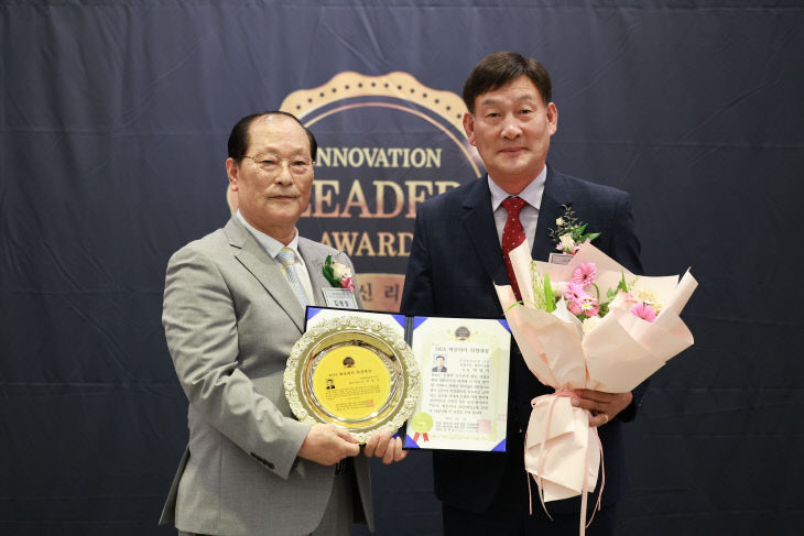 옆에 김영일 대한뉴스 회장이 서 있다.