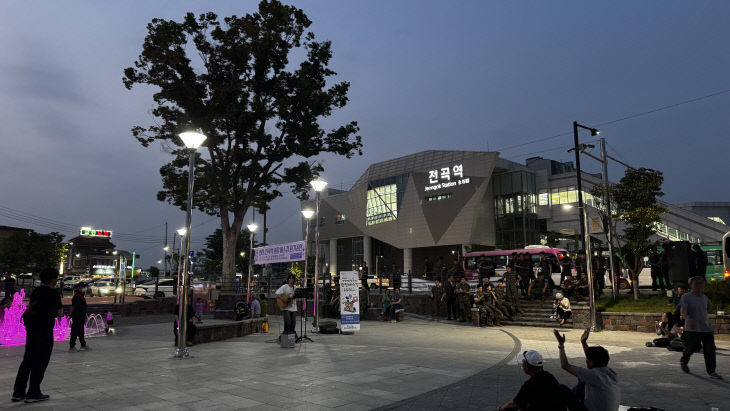 수도권 전철 1호선 전곡역 광장 버스킹 정기공연 성료