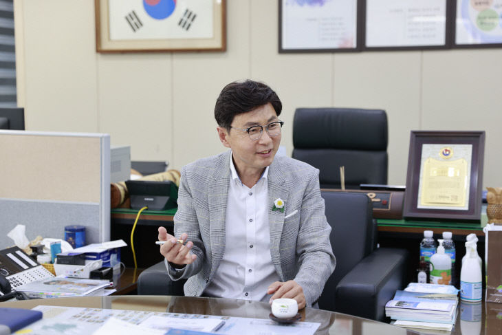 김