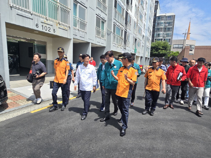 1-1.정종복 기장군수(좌측 고 있다