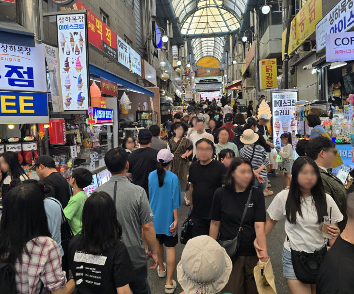 보도 1) 관광객으로 붐비는 단양구경시장(2)
