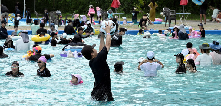 20250706-수영장 인파1