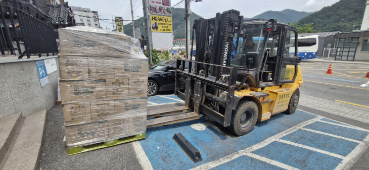보도 4) 후원품 전달 사진