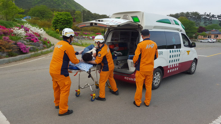 서산소방서, 환자를 이송하는 모습