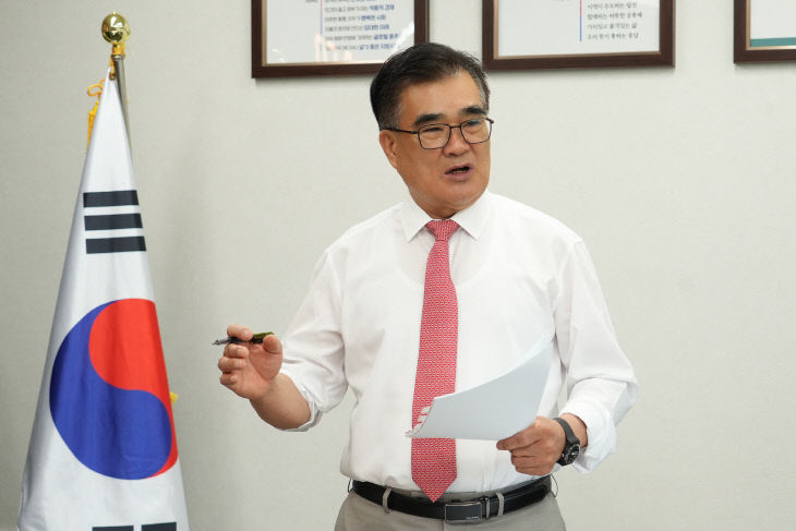 해수부 부산 이전 재검토를 촉구하고 있는 김기웅 서천군수