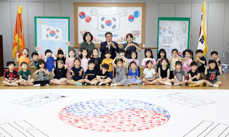 수원특례시의회 이재식 의장, 태극기 손도장 찍기 행사 참석