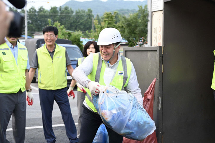 1.예산시장 일원 거리 청소 활동 모습2