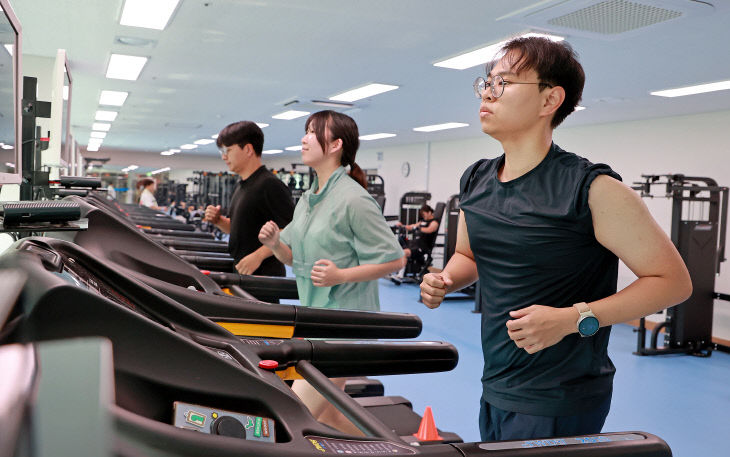 괴산읍 반다비국민체육센터에서 헬스장을 이용하고 있다