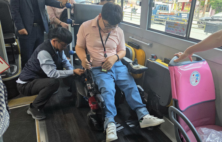 저상버스 운전기사가는 장면