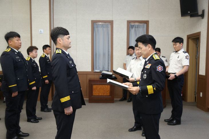 지난 10일 본서 대회의실에서 임용장 교부식을 실시하는 모습