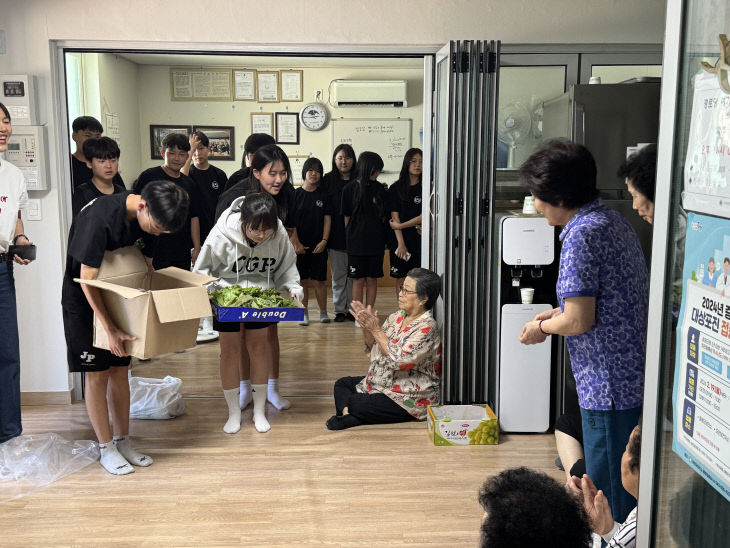 증평중학교 초록발걸음 4-H 동아리 경로당 방문3