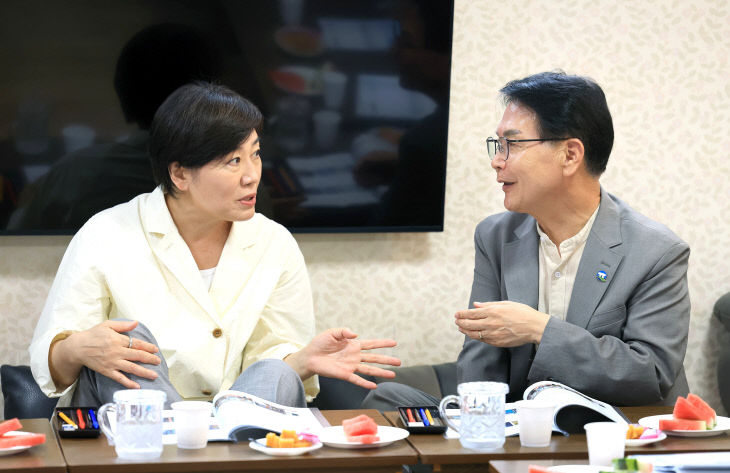 장관과 심덕섭 고창군수가 이야기를 나누고 있다