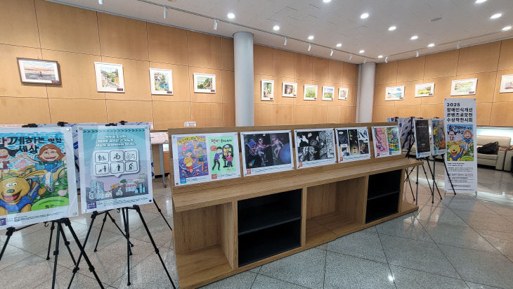 충주시립도서관 로비 미술작품 전시 사진.