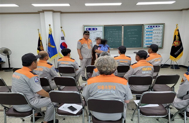 주택화재 피해 가정에 성금을 전달한 종천면의용소방대