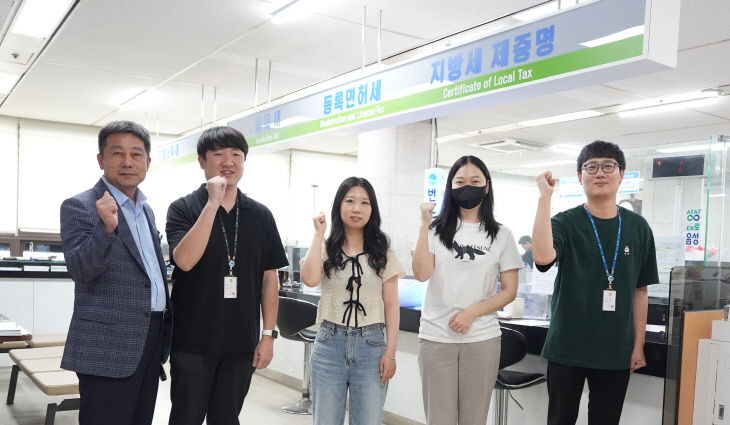 음성군 세정과 직원들. 사진 왼쪽부터 강연수 세정과장, 박준영