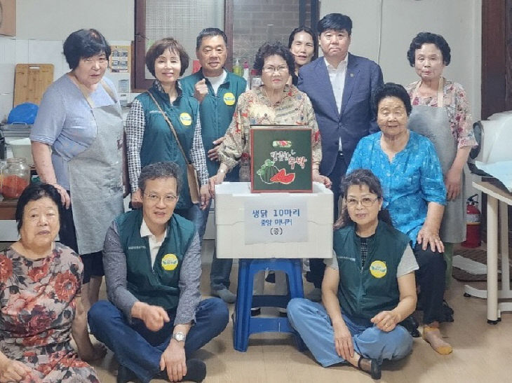 동두천시 중앙동 사회단체, 경로당 5개소에 초복맞이 물품 전달