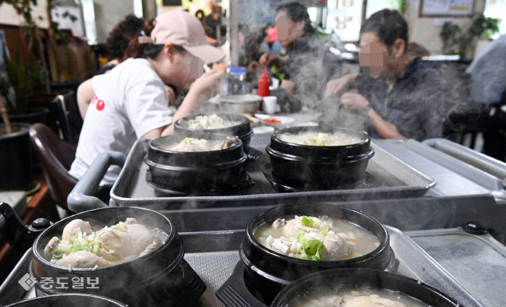 20250716-초복 앞두고 삼계탕집 북적1