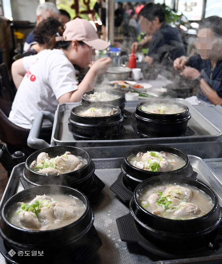 20250716-초복 앞두고 삼계탕집 북적