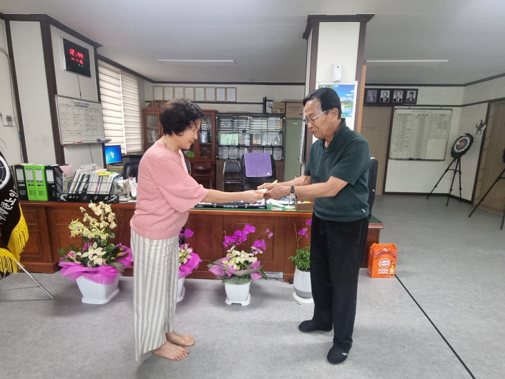 왼쪽부터 김순옥 씨, 김영관 분회장)