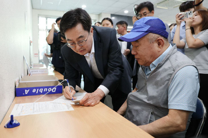 김동연 경기지사, ‘민생회복 소비쿠폰’ 현장 점검