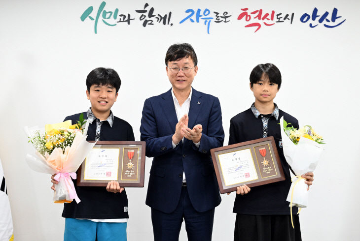 안산시, 어르신 도운 ‘성호중’ 학생 2명 표창장 수여