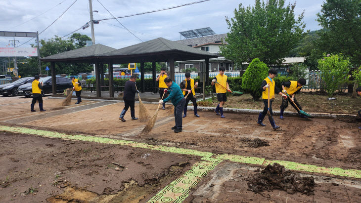 1. 천안교육지원청, 관내 학교 수해복구 자원봉사 펼쳐(4)
