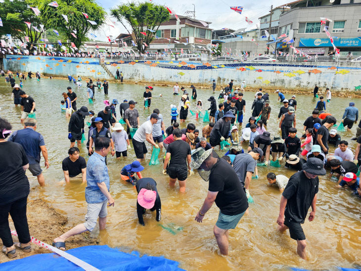 보도 1) 지난해 맨손 물고기잡기행사(2)