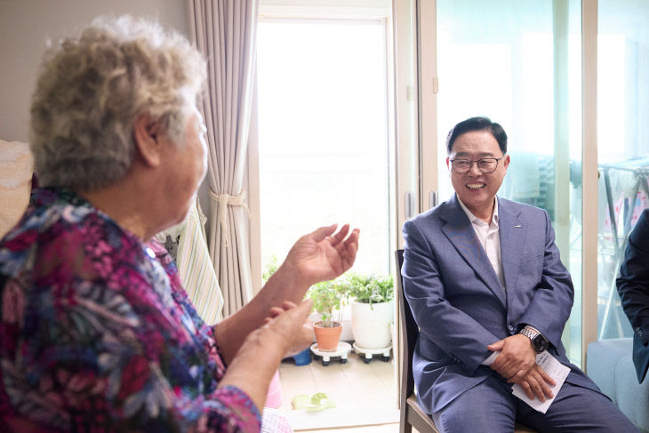 폭염 취약계층 직접 찾아 ‘건강한 여름나기’ 냉방용품 전달