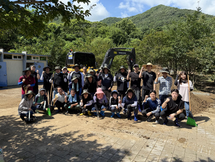 폭우피해 현장에서복구 활동을 펼친 서천군농업기술센터 직원들